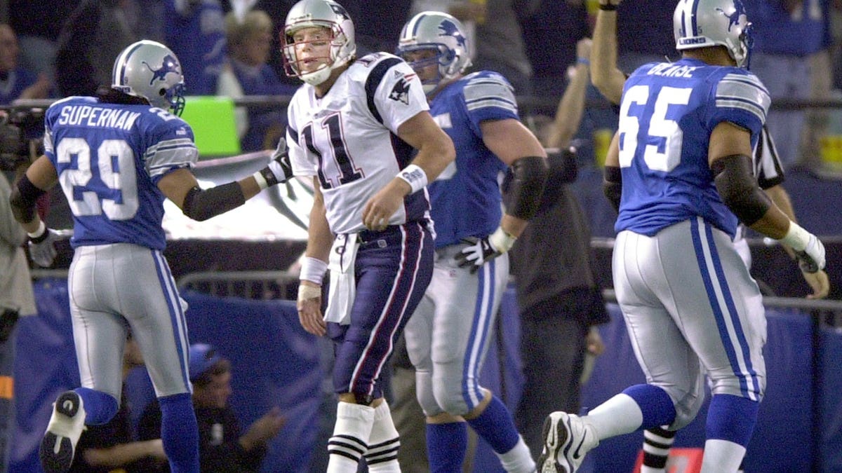 Drew Bledsoe tuvo una mala actuación contra los Lions el Día de Acción de Gracias de 2000, abriendo la puerta para que Tom ady debutara NFL . (Foto de Matthew J. Lee/The Boston Globe vía Getty Images)