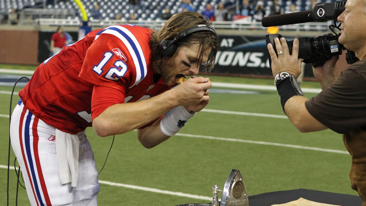 Tom ady disfrutó de una comida posterior al partido de Acción de Gracias tras ser nombrado mejor jugador del partido por CBS Sports en 2010. (Foto de Matthew J. Lee/The Boston Globe vía Getty Images)