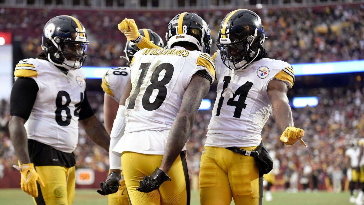 New Steelers WR Mike Williams (No. 18) caught a touchdown in his debut with the team, while George Pickens (No. 14) added 91 receiving yards and a touchdown. (Photo by Randy Litzinger/Icon Sportswire via Getty Images)