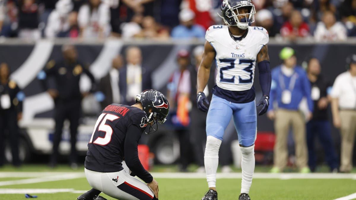 Ka'imi Fairbairn reacts after missing a late field goal in Houston's loss to Tennessee. (Photo by Tim Warner/Getty Images)