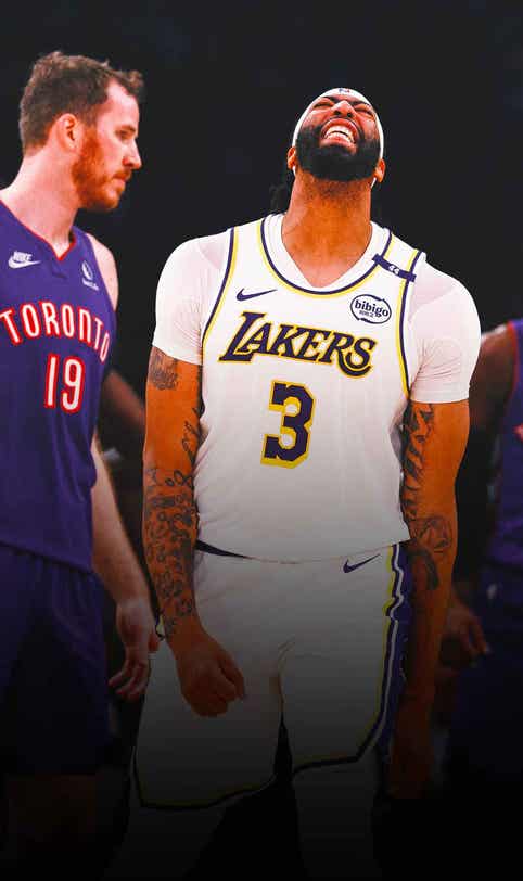 Lakers' Anthony Davis injures eye while blocking Jakob Poeltl's dunk attempt