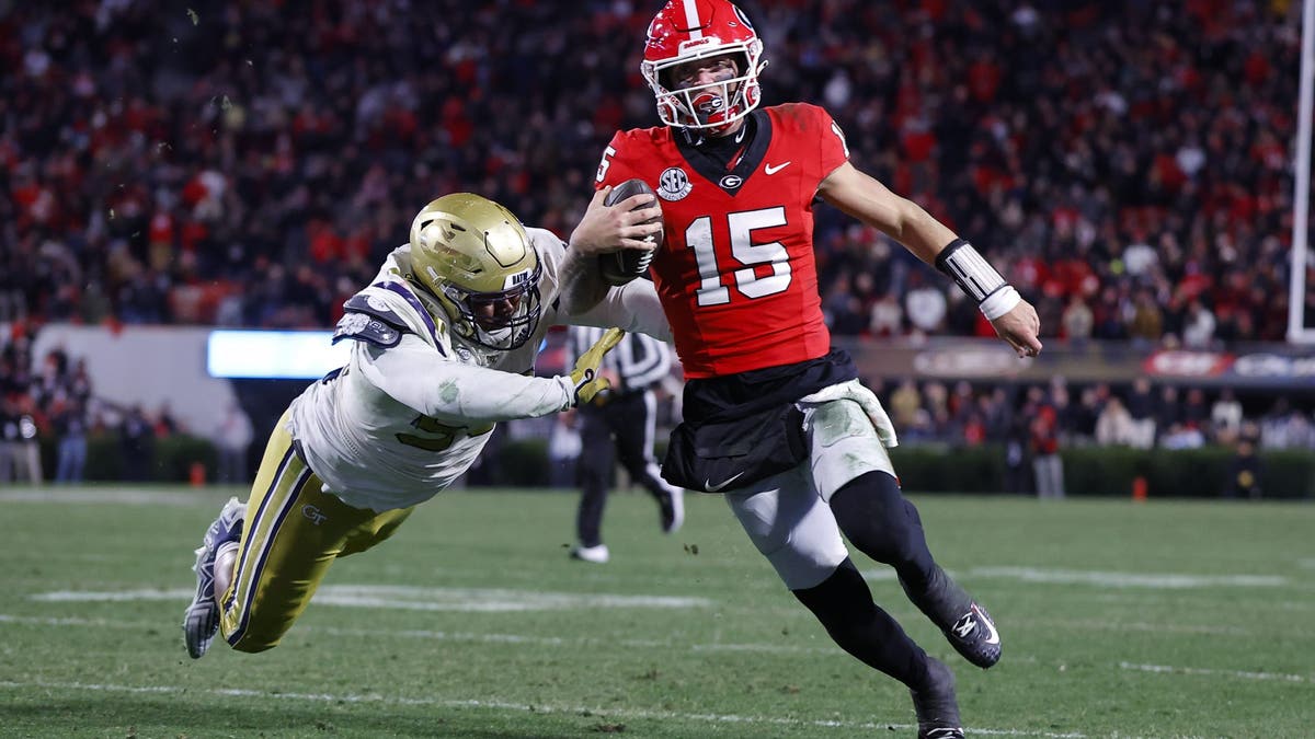 Carson Beck lanzó para 297 yardas y cinco touchdowns en la remontada de Georgia ante Georgia Tech. (Foto de Todd Kirkland/GettyGetty Images)