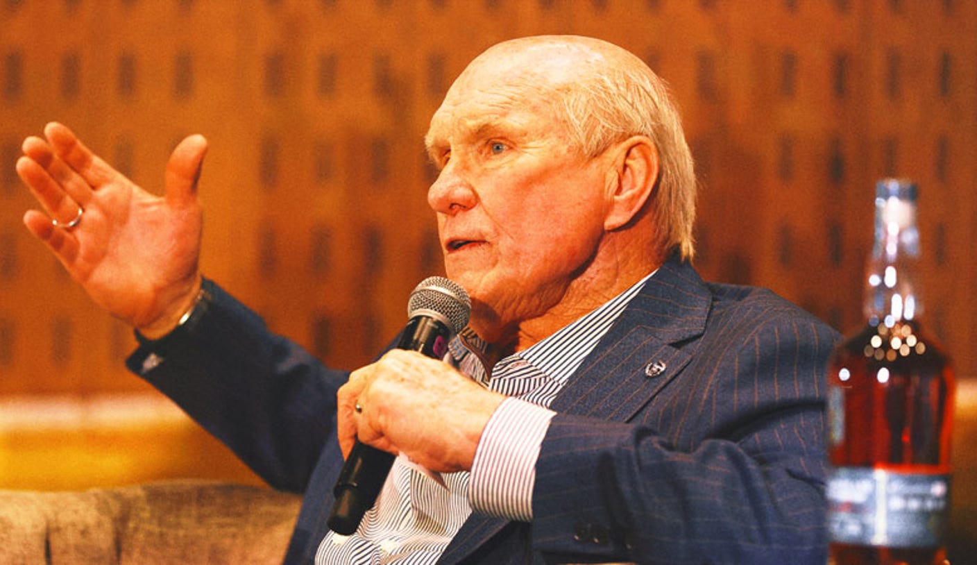 Steelers legend, 'FOX NFL Sunday' co-host Terry Bradshaw helps with jammed airplane door
