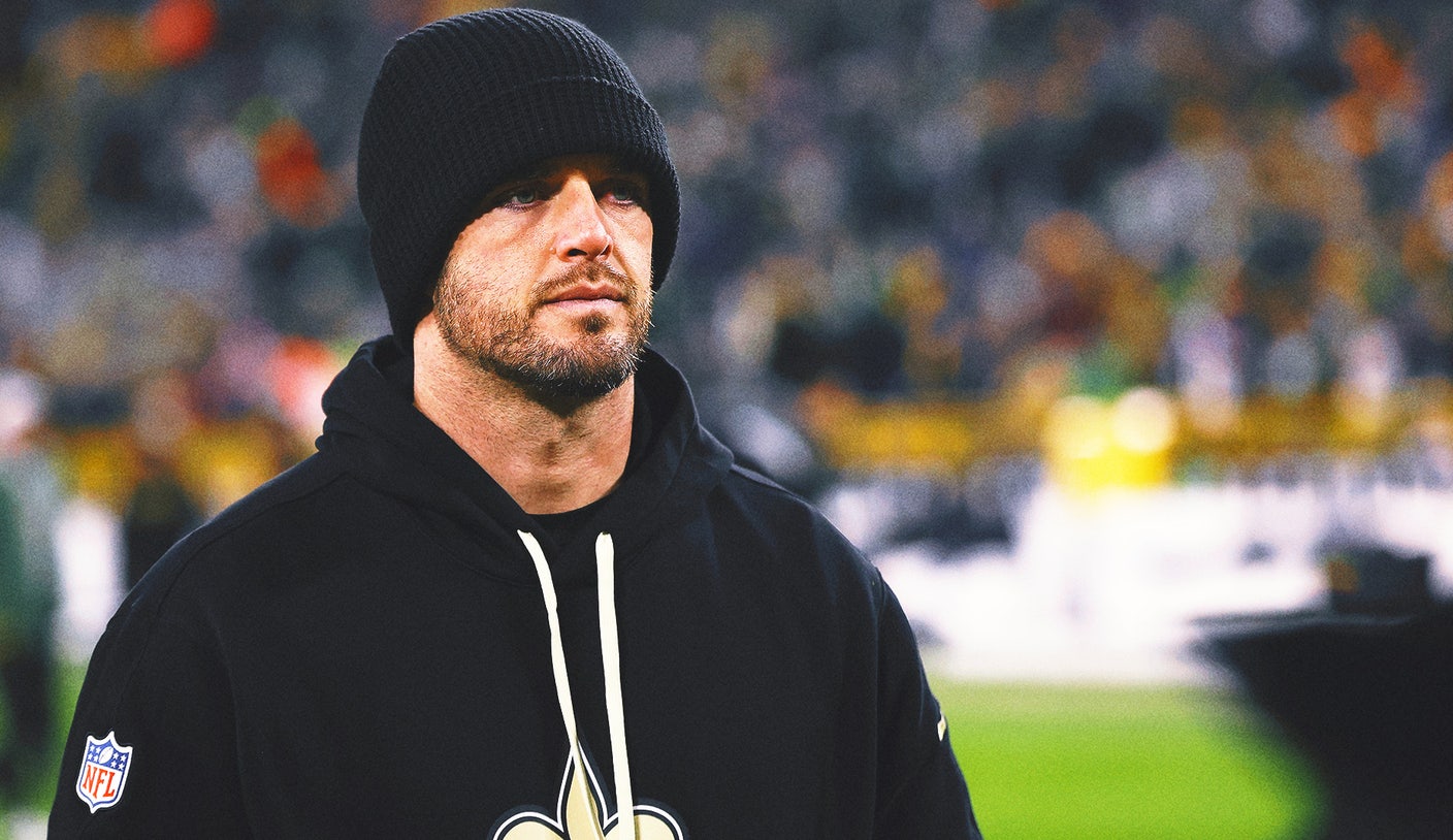 Saints confirm Derek Carr's shoulder 'issue,' await 'resolution'