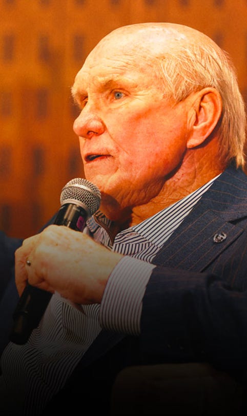 Steelers legend, 'FOX NFL Sunday' co-host Terry Bradshaw helps with jammed airplane door