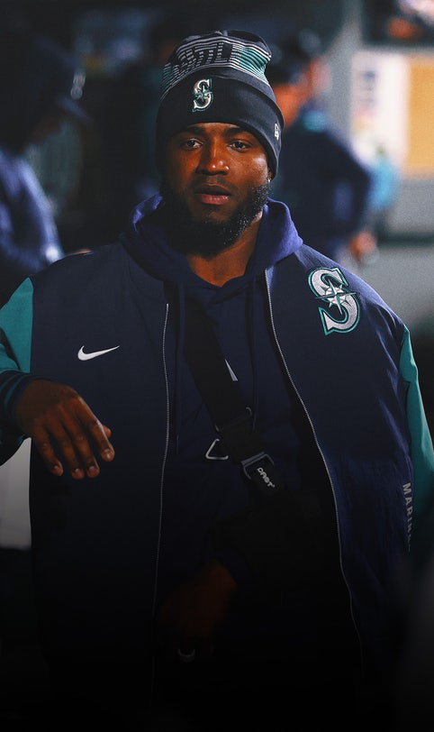Mariners' Victor Robles will miss at least 12 weeks with dislocated left shoulder
