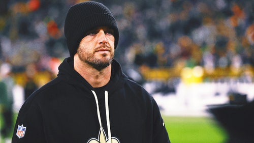 DEREK CARR Trending Image: Saints confirm Derek Carr's shoulder 'issue,' await 'resolution'
