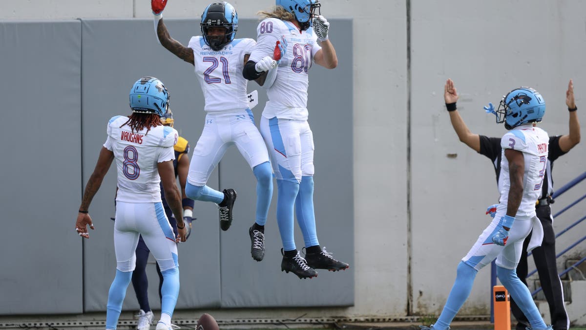 Deontay Burnett (No. 21) scored one of the Renegades' three touchdowns in the fourth quarter of their win over the Showboats. (Photo by Wes Hale/UFL/Getty Images)