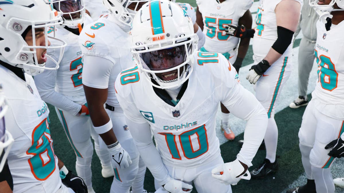 EAST RUTHERFORD, NEW JERSEY - JANUARY 05: Tyreek Hill #10 of the Miami Dolphins in a team huddle before the game against the New York Jets at MetLife Stadium on January 05, 2025 in East Rutherford, New Jersey. (Photo by Al Bello/Getty Images)