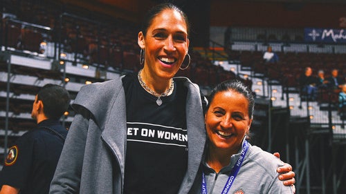 WNBA Trending Image: Великие Великие из UConn Ребекка Лобо и Джен Риццотти воссоединяются, чтобы тренировать команды Sons 'AAU