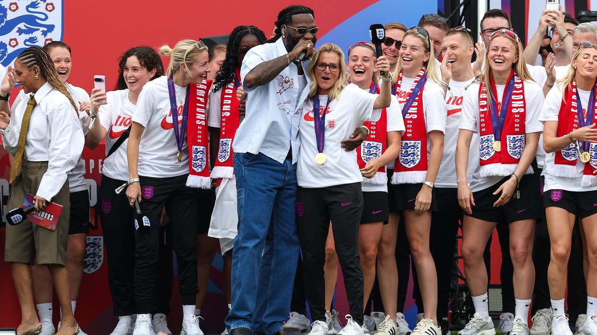 Burna Boy and England manager Sarina Wiegman during the victory parade in London. (Photo by Charlotte Wilson/Offside/Offside via Getty Images)