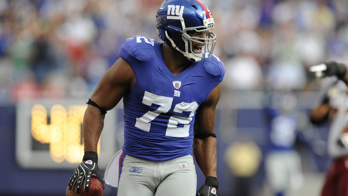 Defensive end Osi Umenyiora #72 recovers a fumble for a touchdown during the Giants' 23-17 win over Washington in East Rutherford, New Jersey.