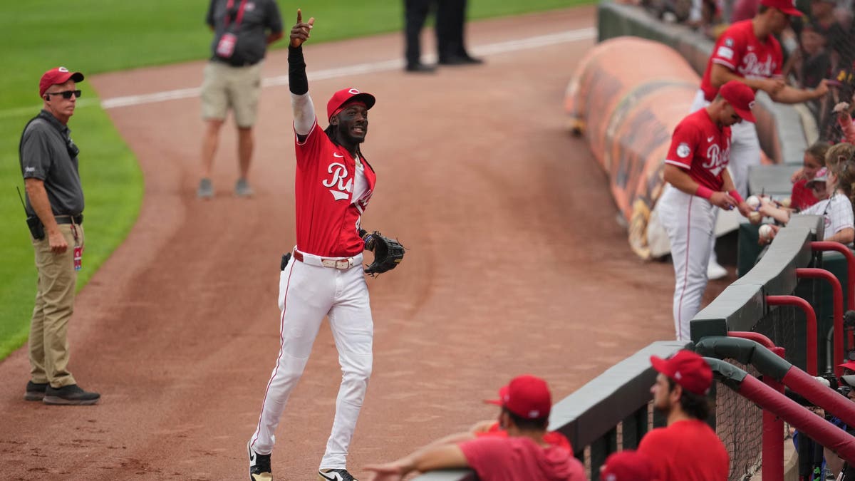 Elly De La Cruz #44 of the Cincinnati Reds acknowledges fans as he jogs to the dugout prior to a game against the Miami Marlins at Great American Ball Park on July 09, 2025 in Cincinnati. (Photo by Jeff Dean/Getty Images)