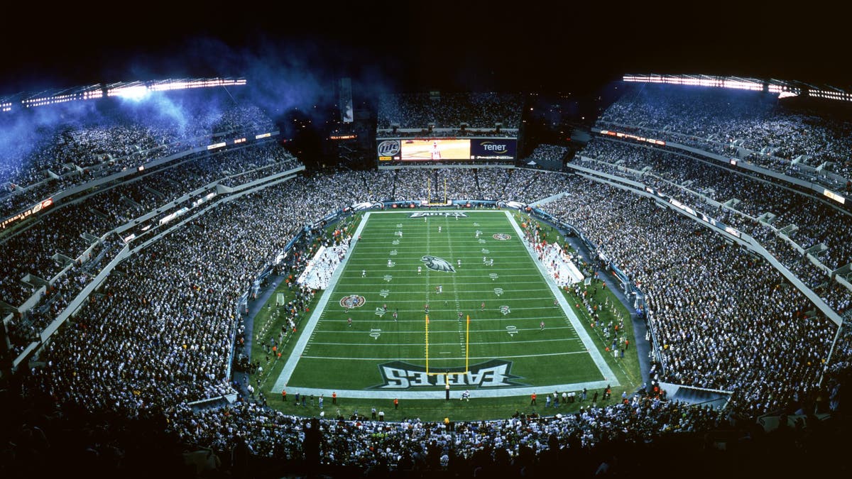 General view of a full Lincoln Financial Field as the Philadelphia Eagles and the Tampa Bay Buccaneers prepare for the opening kick-off during a game on October 2, 2003 in Philadelphia, Pennsylvania. (Photo by Jerry Driendl/Getty Images)