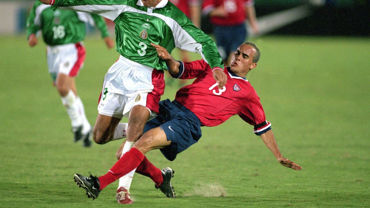 ?Landon Donovan's debut in the USMNT jersey came in a 2000 match against Mexico, that ended with him scoring in the 2-0 win. (Credit: Jeff Gross /Allsport)
