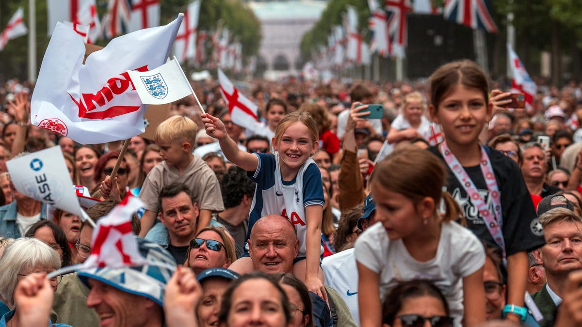?Fans fill The Mall in London to celebrate England's Euro titles. (Photo by Carl Court/Getty Images)