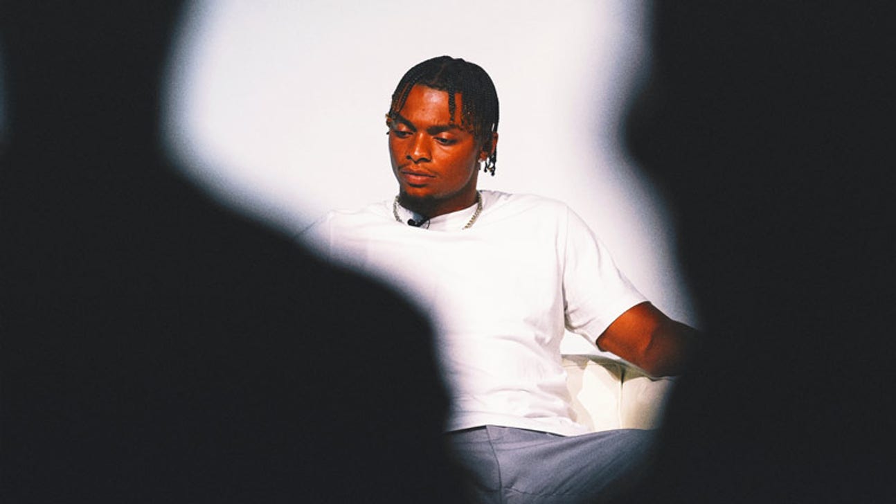 Jets' Justin Fields Returns a Day After Dislocating Toe But Doesn't Practice