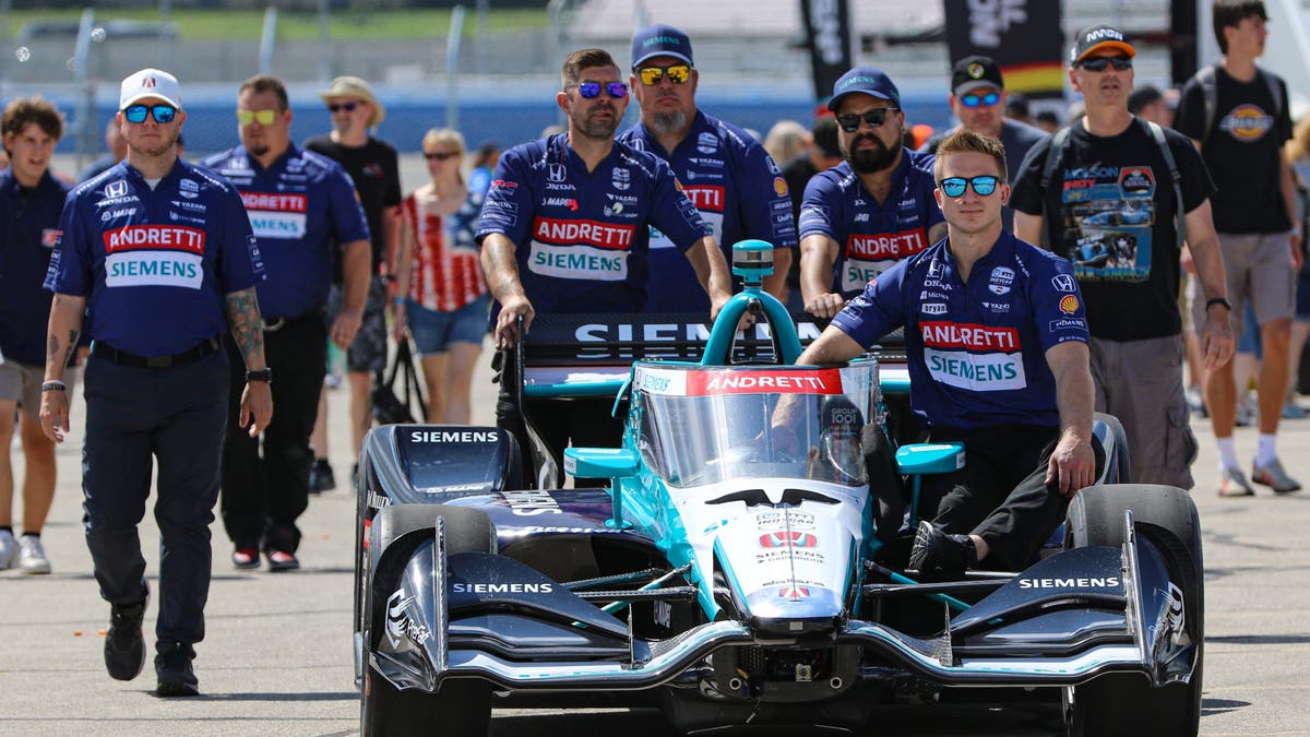 The Andretti Global crew brings Kirkwood's car back to the garage for adjustments prior to the next on-track session. (Photo by Ed McGregor/FOX Sports)