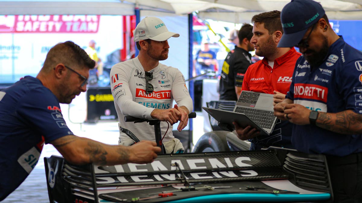 Kirkwood talks with his crew in the garage after practice. (Photo by Ed McGregor/FOX Sports)