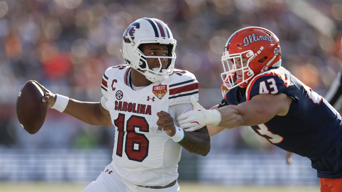 South Carolina Gamecocks quarterback LaNorris Sellers (16) runs with the ball during the game between the South Carolina Gamecocks and the Illinois Fighting Illini on December 31, 2024 at Camping World Stadium in Orlando, Fl. (Photo by David Rosenblum/Icon Sportswire via Getty Images)