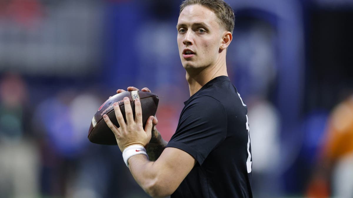 Carson Beck warms up prior to the game against the Texas Longhorns in the 2024 SEC Championship at Mercedes-Benz Stadium on December 7, 2024 in Atlanta, Georgia. (Photo by Todd Kirkland/Getty Images)