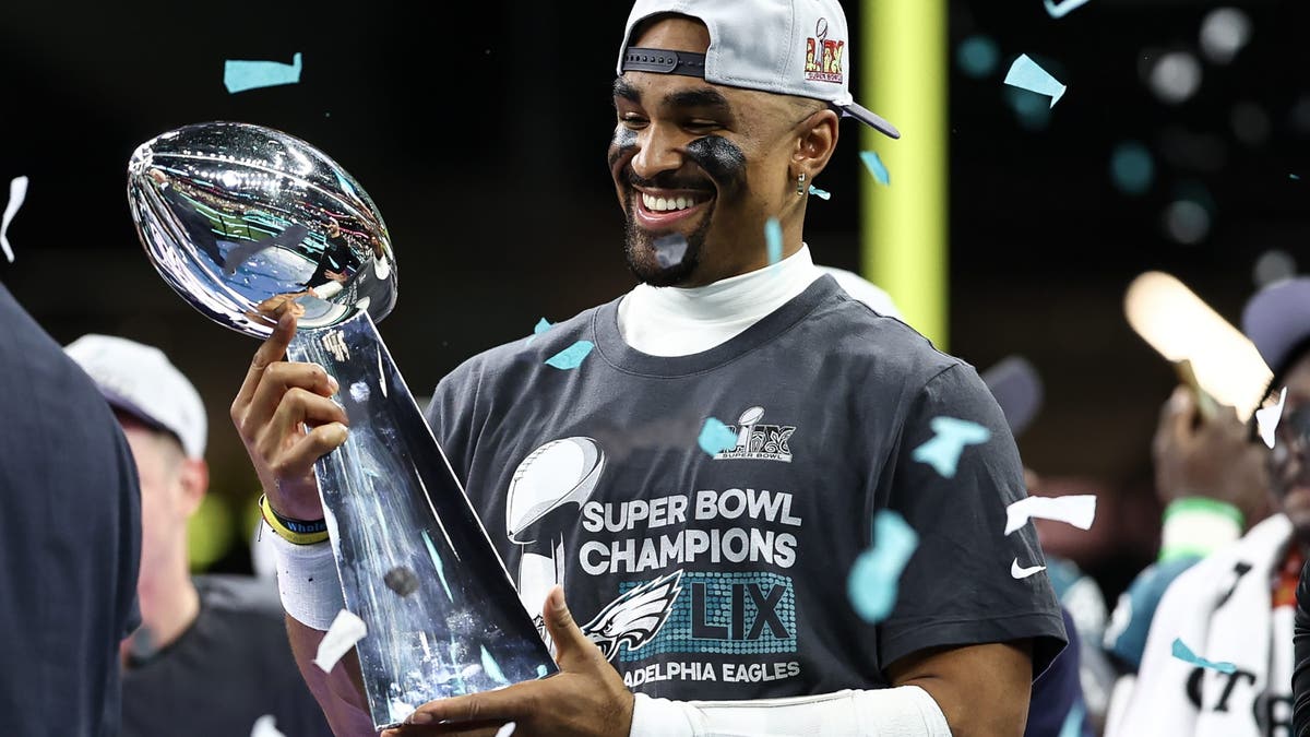 Jalen Hurts isn't the No. 1 quarterback on this list, but he quarterbacked the No. 1 football team last season. (Photo by Kevin Sabitus/Getty Images)
