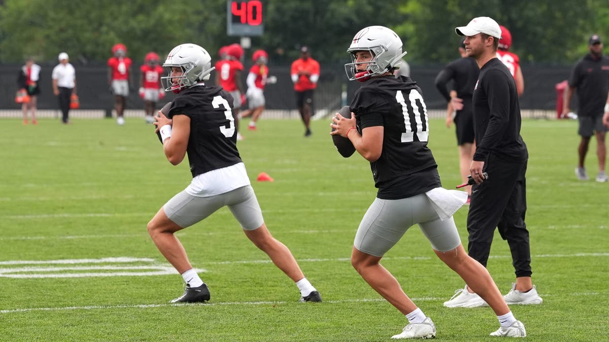Julian Sayin (right) beat out Lincoln Kienholz (left) for Ohio State's starting quarterback job. (Photo by Icon Sportswire)