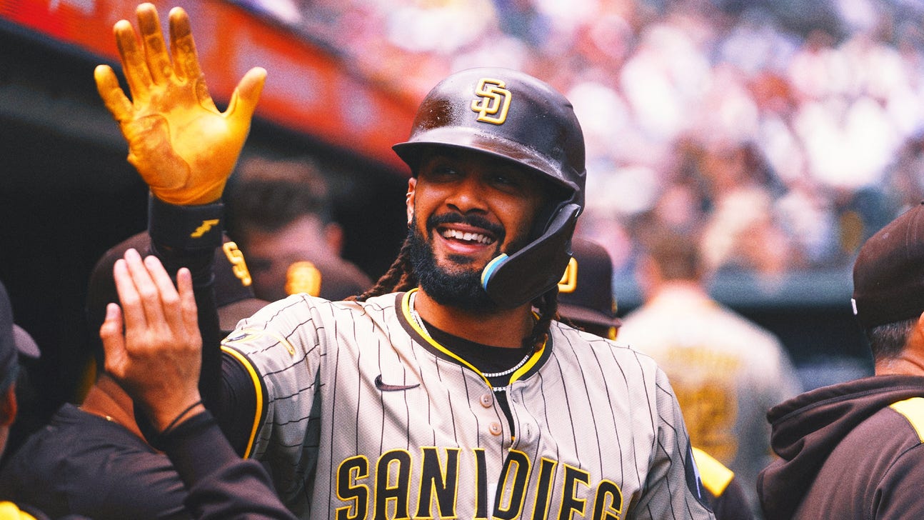 Padres Complete 3-Game Sweep of Giants to Pass Dodgers For NL West Lead