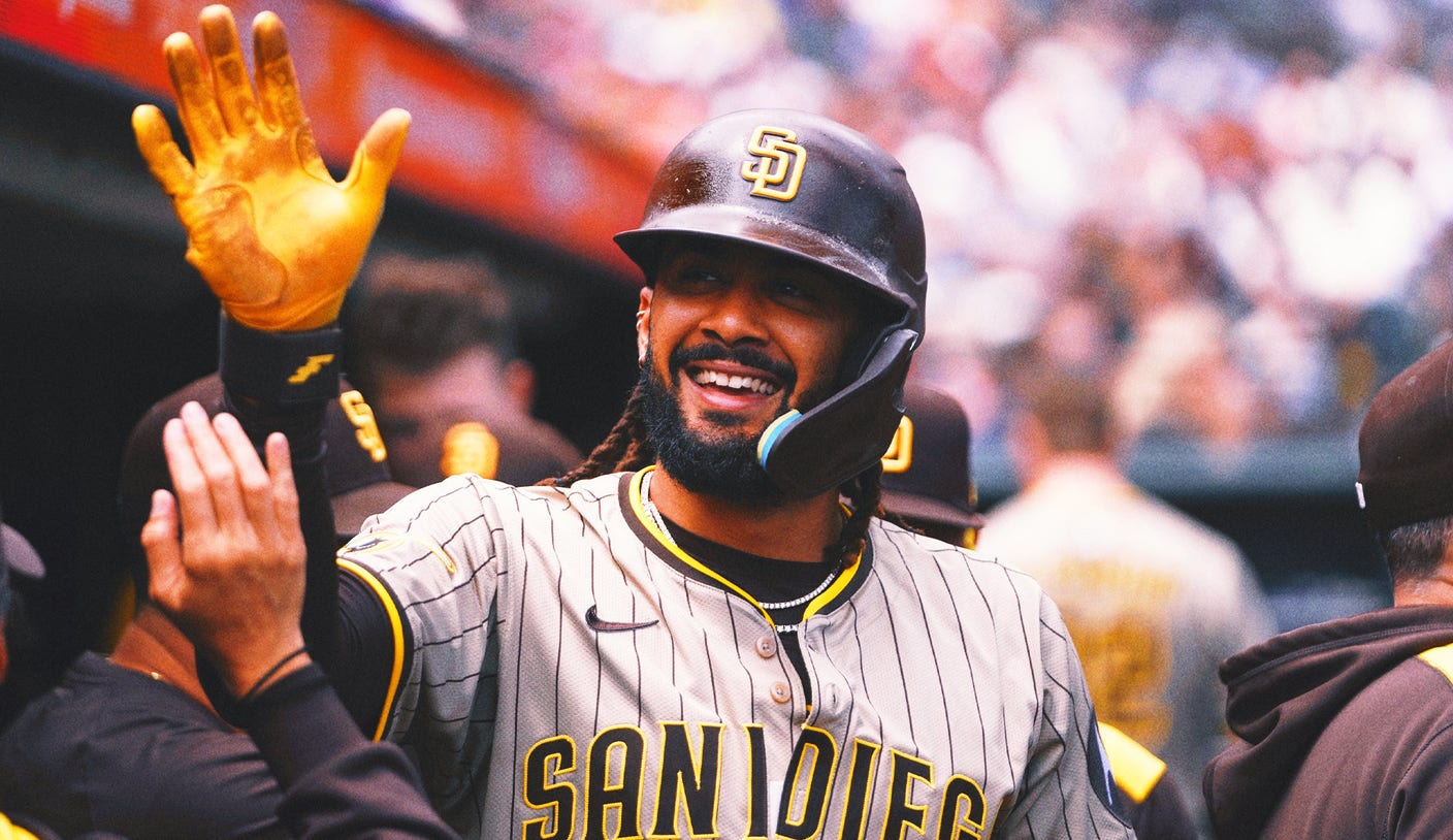 Padres Full 3-Sport Sweep of Giants to Move Dodgers For NL West Lead