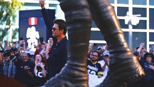 NEXT Trending Image: Brady In Bronze: Patriots Legend Gets 12-Foot Tall Statue, Roasts The Jets