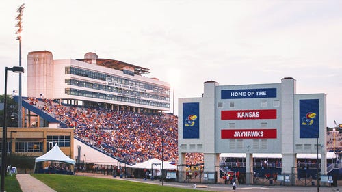 COLLEGE FOOTBALL Trendbild: David Booths 300-Millionen-Dollar-Spende an Kansas: Wie sie das Stadion verändern wird, mehr