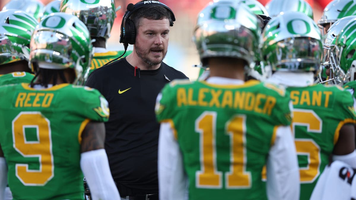 Head coach Dan Lanning of the Oregon Ducks speaks to this team during the second quarter against the Ohio State Buckeyes during the Rose Bowl Game. (Photo by Harry How/Getty Images)