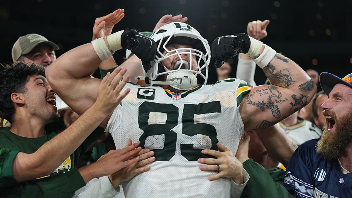Tucker Kraft celebrates with fans after scoring a touchdown against the Commanders at Lambeau Field last Thursday. (Photo by Erick W. Rasco/Sports Illustrated via Getty Images)