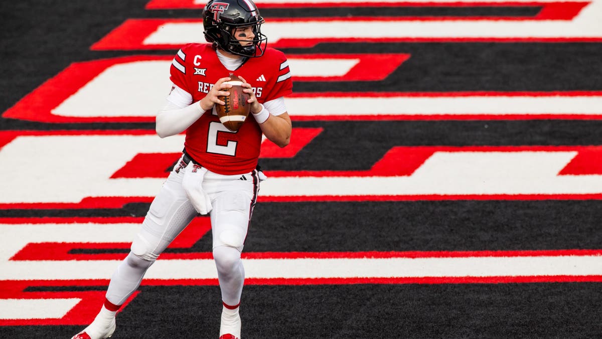 Behren Morton #2 of Texas Tech looks to pass during the first half of the game against Oregon State. (Photo by John E. Moore III/Getty Images)