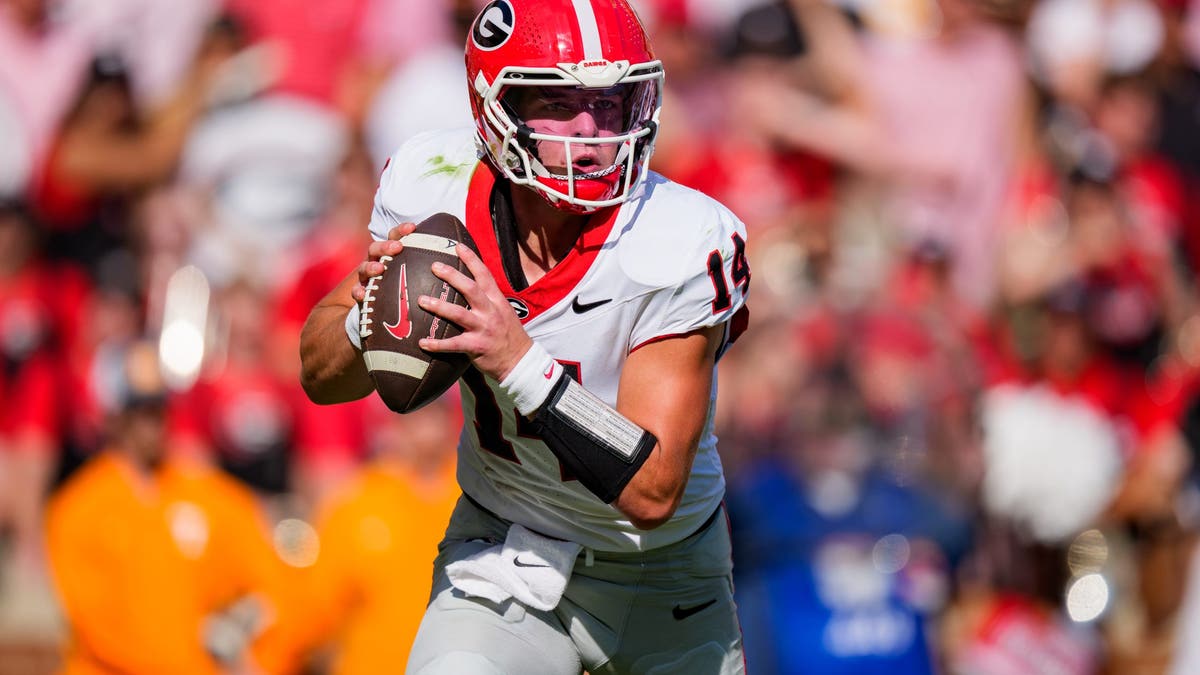Gunner Stockton #14 of the Georgia Bulldogs plays against the Tennessee Volunteers. (Photo by Jacob Kupferman/Getty Images)
