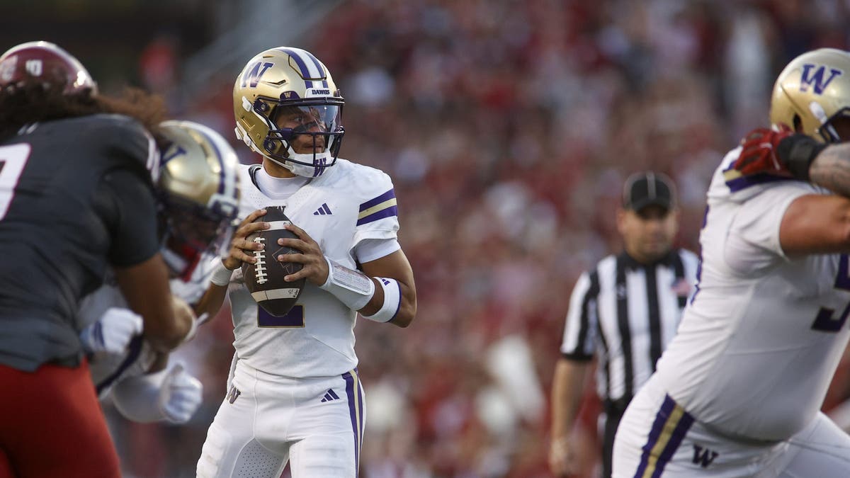 Demond Williams is one of the best dual-threat quarterbacks in the country. (Photo by Oliver McKenna/Icon Sportswire via Getty Images)