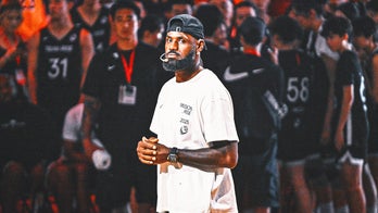 LeBron James Helping Lakers In Film Study While He's Sidelined With Sciatica