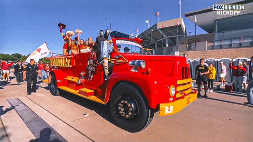 FÚTBOL UNIVERSITARIO Imagen de tendencia: Fiestas previas al partido, tradiciones y camiones de bomberos: Dave Portnoy llega a Ames para el partido Cy-Hawk