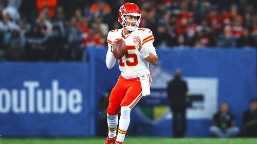 Imagen de tendencia de la NFL: Los Chiefs aprovechan el error de los Chargers en un giro impactante de los acontecimientos.