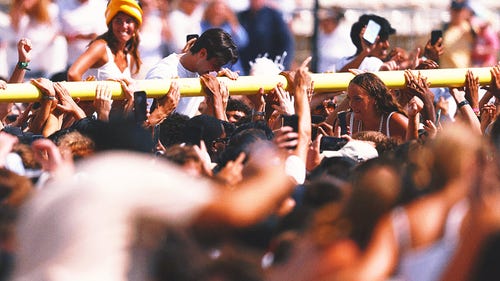 Image tendance de FOOTBALL UNIVERSITAIRE : Pool Party ! Georgia Tech surprend Clemson, puis envoie les poteaux de but nager.