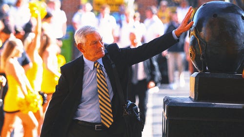 Image tendance du football universitaire : Kirk Ferentz, de l'Iowa, devient le meilleur joueur de tous les temps en termes de victoires dans l'histoire du football Big Ten.