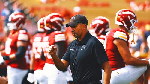 Imagem em alta no FUTEBOL AMERICANO UNIVERSITÁRIO: Matt Campbell: Jogo Cy-Hawk é 'oportunidade inacreditável' para o Iowa State