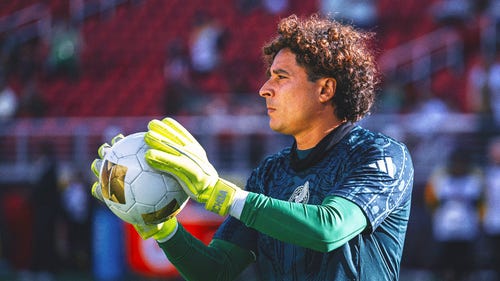 Hombres de la Copa Mundial de la FIFA Imagen moderna: Guillermo Ochoa de México, apunta a la historia de la Copa Mundial, tiene un comienzo aproximado del nuevo club