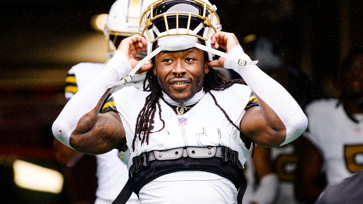 Alvin Kamara will be a potentially valuable addition at running back ahead of the deadline. (Jane Gershovich/Getty Images)