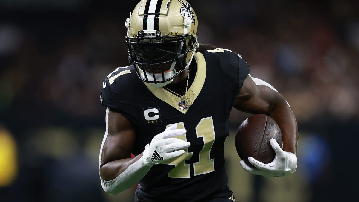 Alvin Kamara has stated he wants to remain with the Saints, complicating the trade market for running backs. (Photo by Kenneth Richmond/Getty Images)