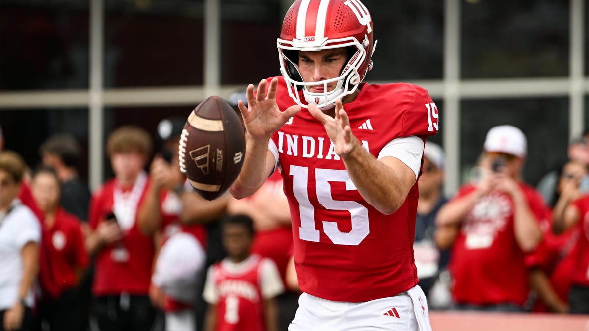 Fernando Mendoza is now the betting favorite to win the Heisman. (Photo by James Black/Icon Sportswire via Getty Images)