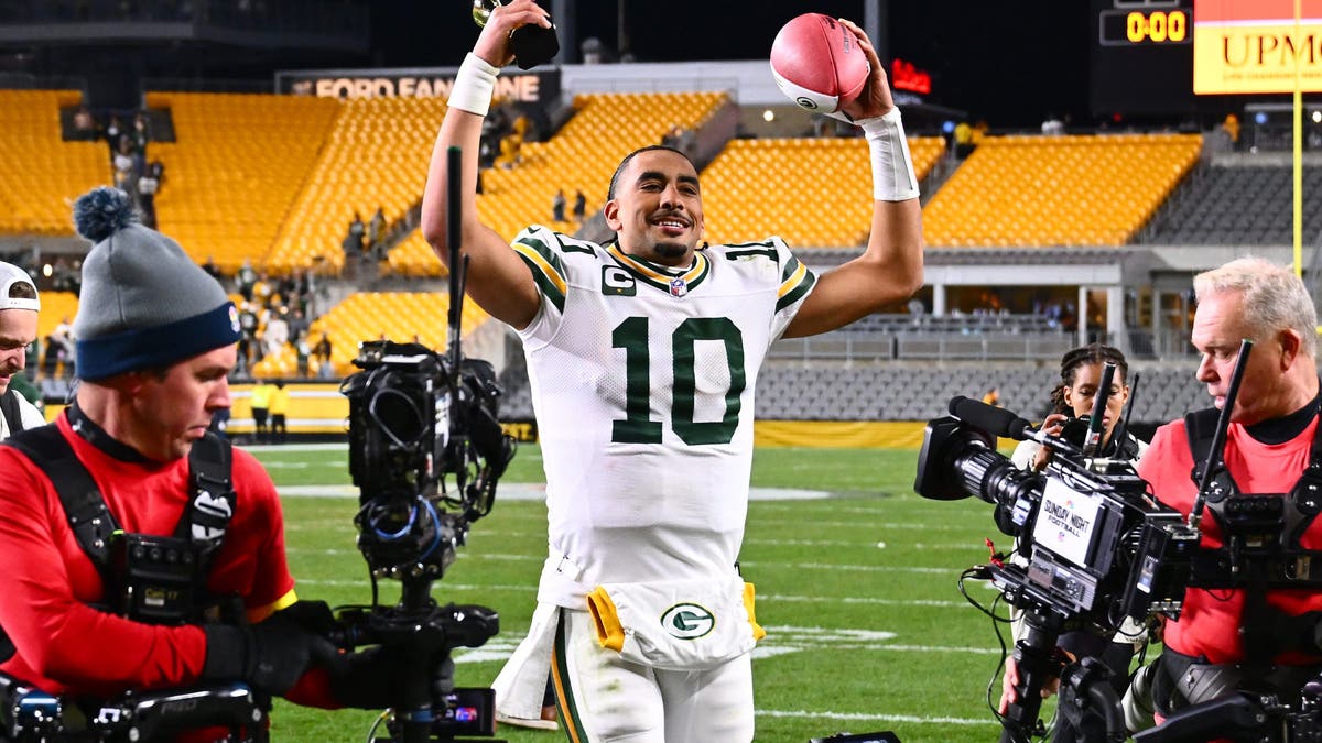 Jordan Love completed 20 straight passes in the Packers' victory over the Steelers. (Photo by Joe Sargent/Getty Images)