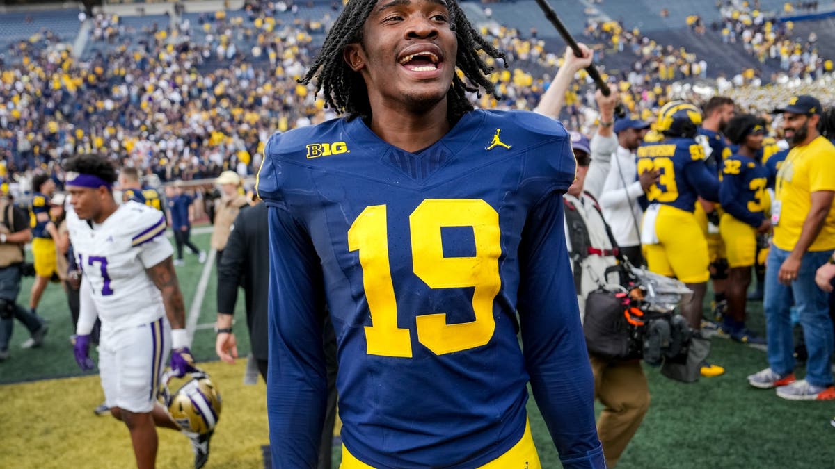 Bryce Underwood #19 of the Michigan Wolverines celebrates after the win against the Washington Huskies. (Photo by Nic Antaya/Getty Images)
