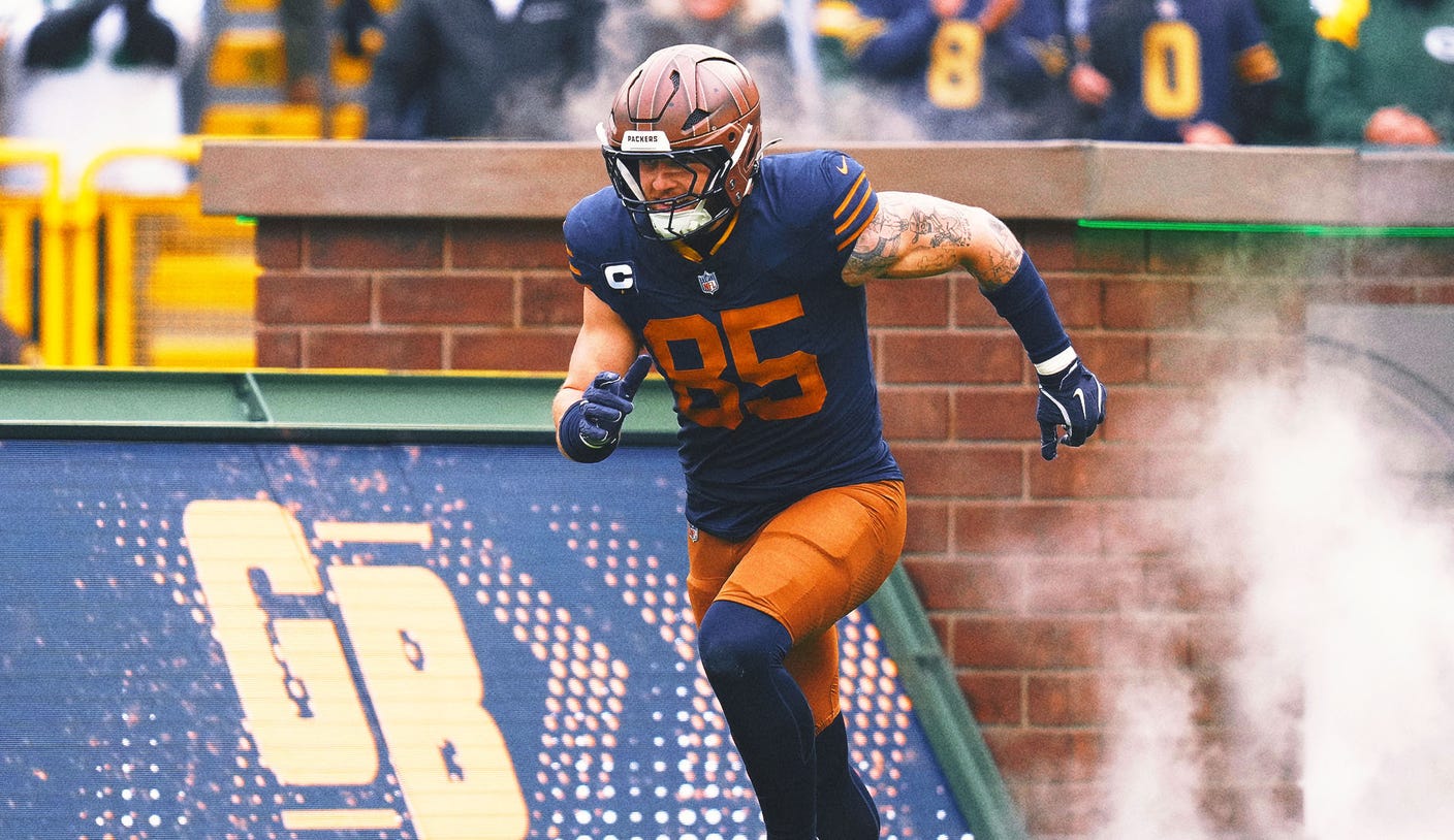 Packers Star TE Tucker Kraft Carted Off With Knee Harm vs. Panthers