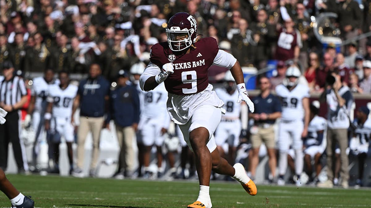 Texas A&amp;M Aggies DE Cashius Howell rushes the QB during game featuring the Samford Bulldogs and the Texas A&amp;amp;M Aggies on November 22, 2025 at Kyle Field in College Station, TX.  (Photo by John Rivera/Icon Sportswire via Getty Images)